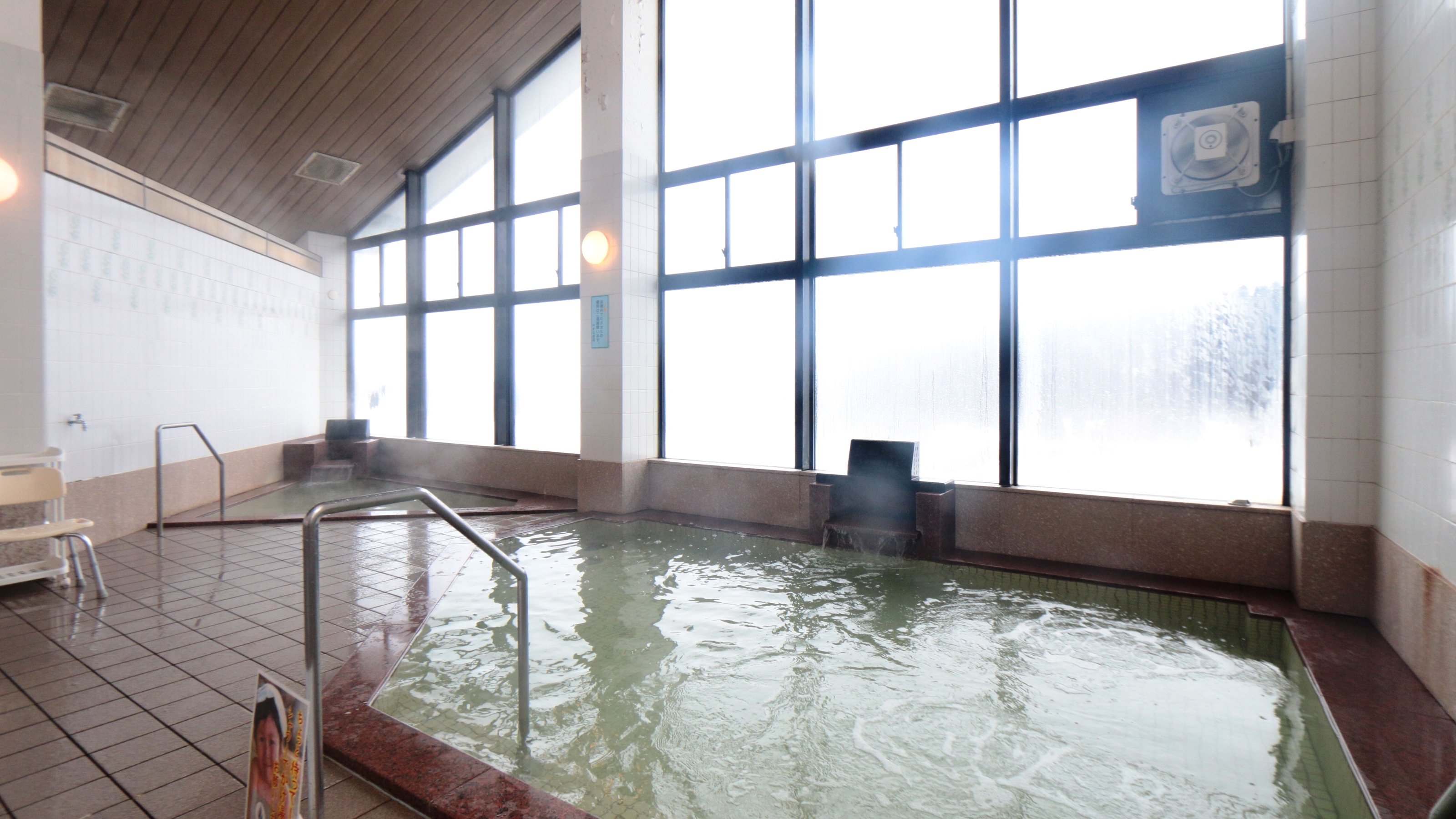 【温泉】大きな窓から四季折々の風景を眺められる温泉大浴場