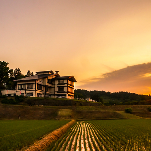 *【外観】橙色鮮やかな夕日がやすらぎ荘を包み込みます。