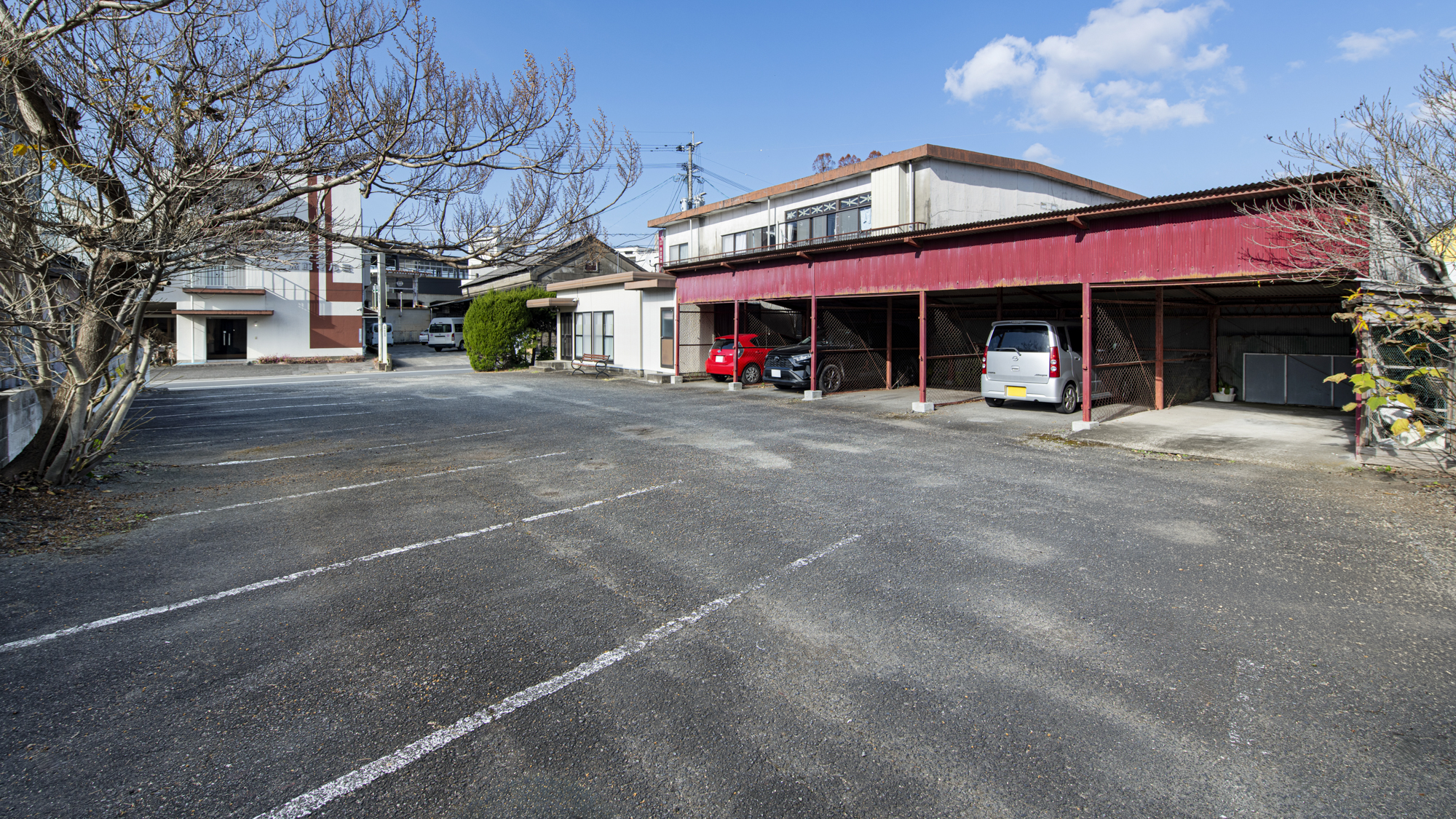 【大型車・バス・トラックも安心♪♪】出し入れしやすい広々とした無料駐車場★★★