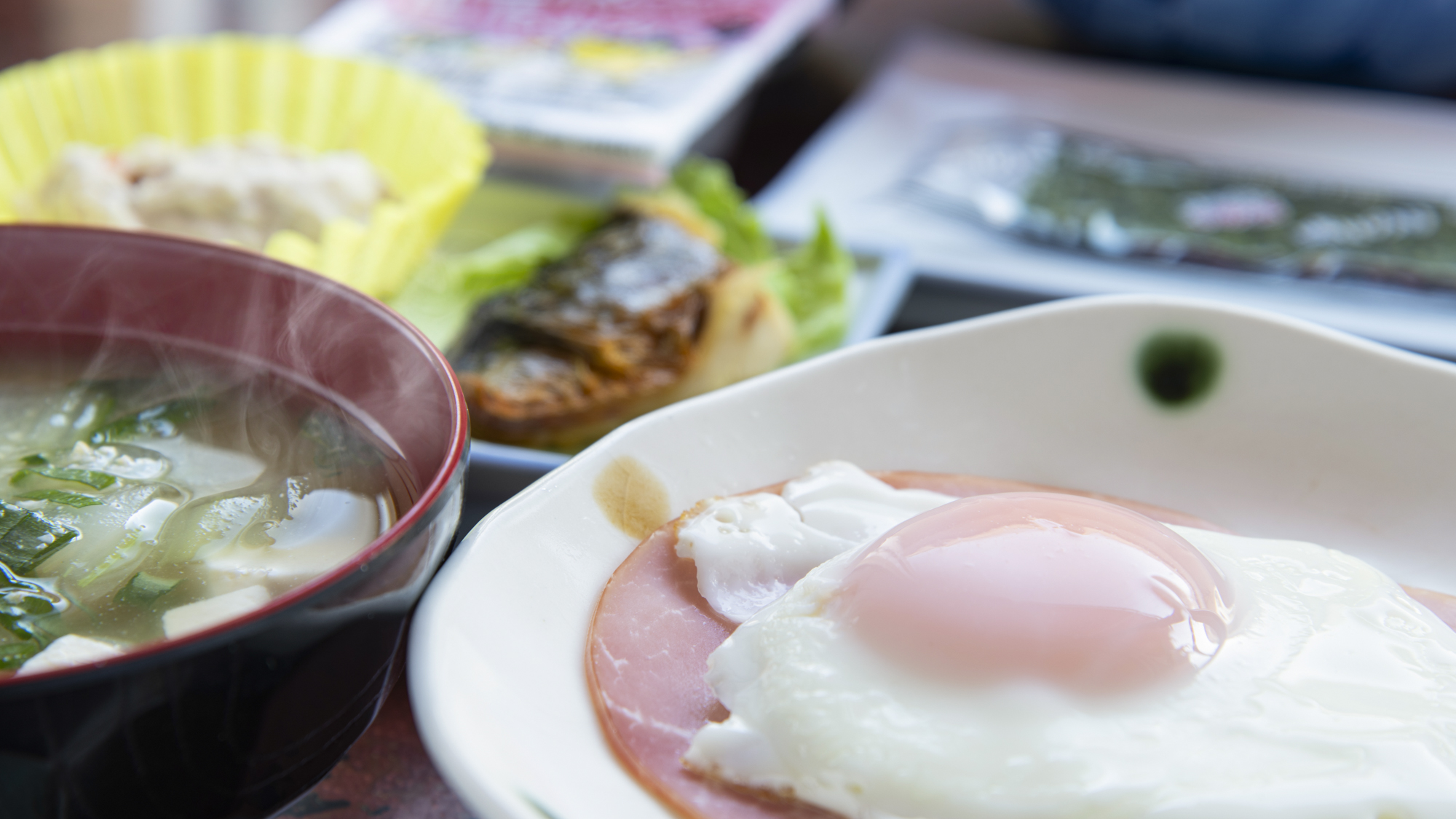 【定番の安心感】プルプル目玉焼きとハムの朝食セット