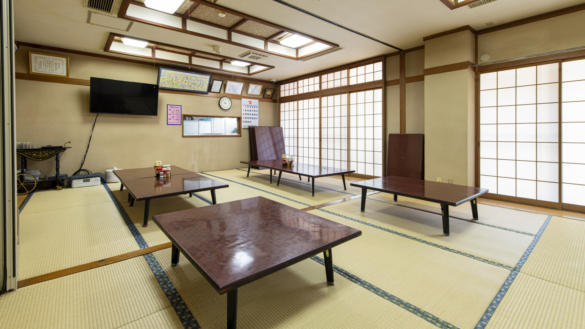 【団体の宴会もOK】みんなで食卓を囲める広々とした食堂