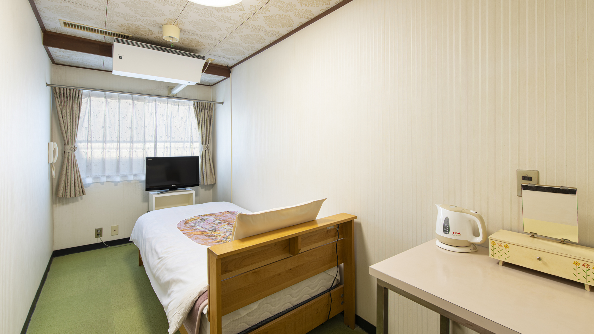 【★★洋室シングル★★】最新の空気清浄機能付きエアコンとデスク付きで長期滞在や仕事に最適♪