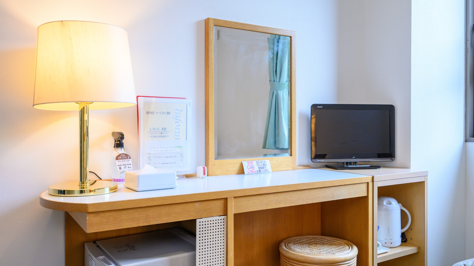 【客室】広々としたデスクは、お部屋でのお仕事にも最適。