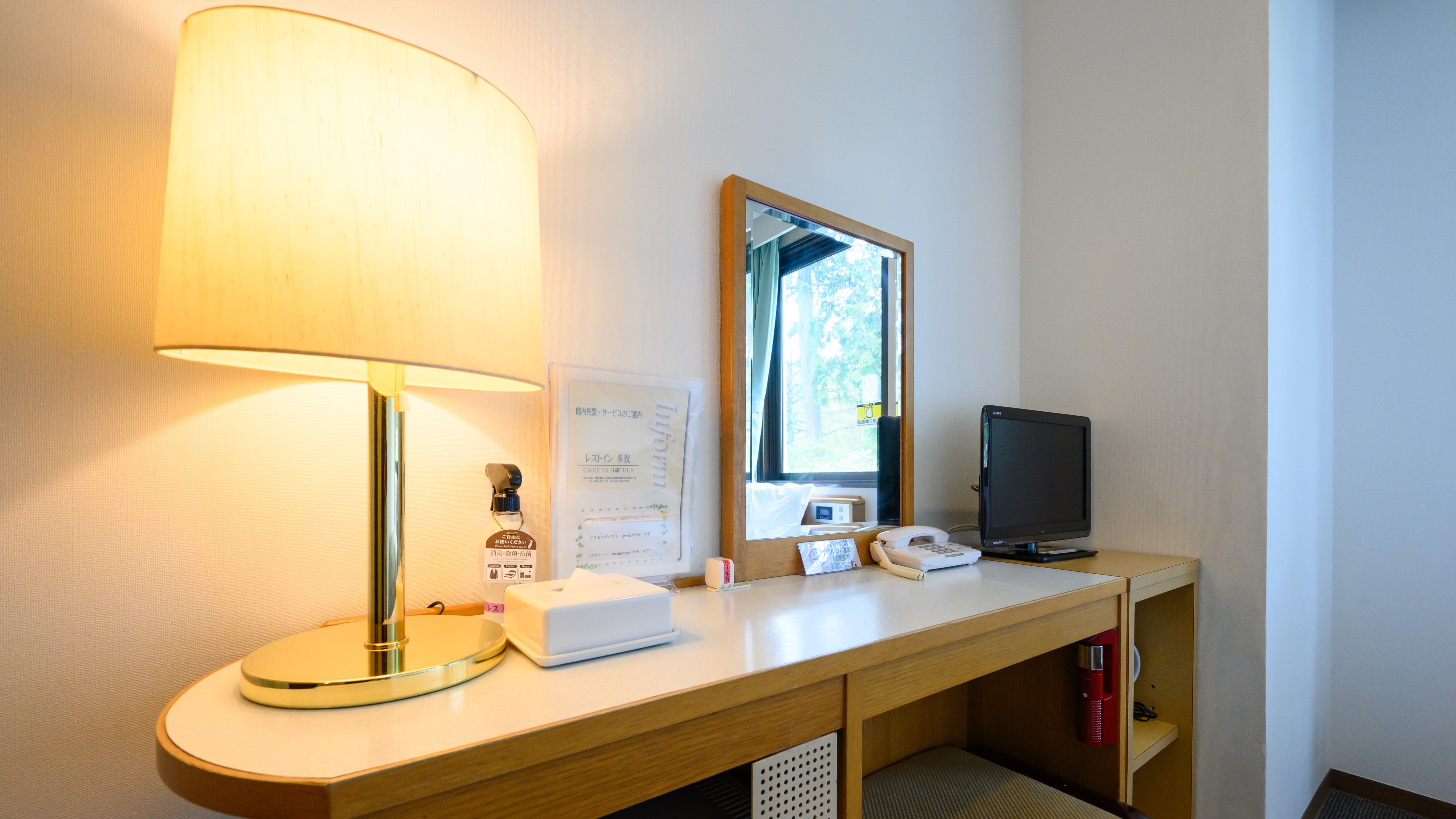 【客室】広々としたデスクは、お部屋でのお仕事にも最適。