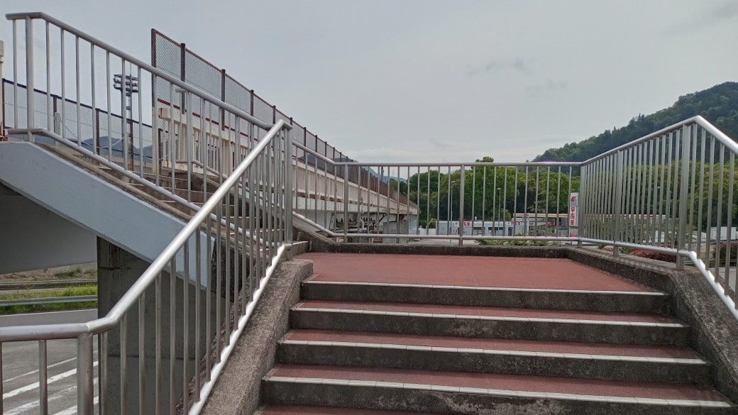 ④歩道橋の階段を上る