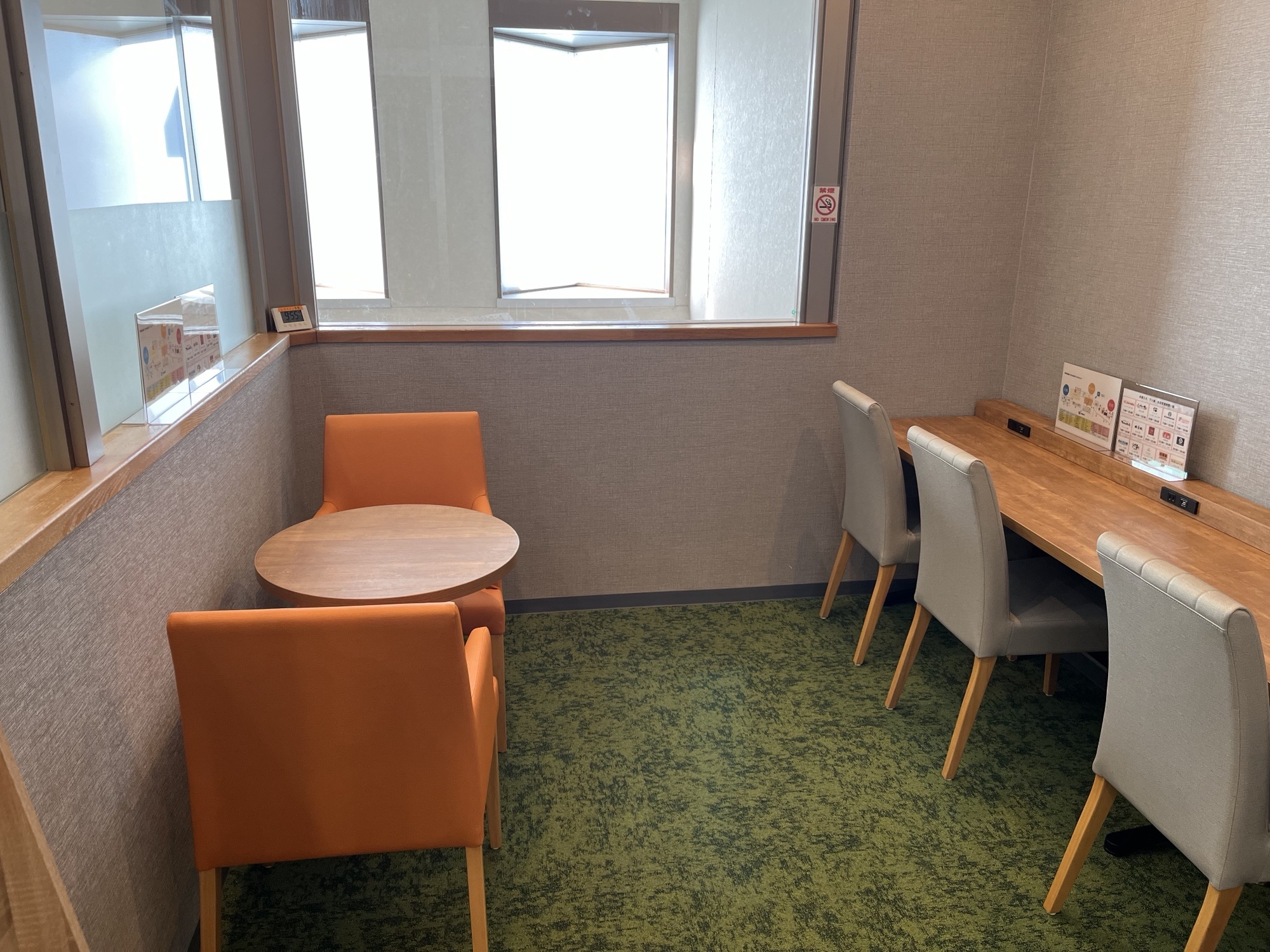 【マルチスペース(禁煙)】Wifi完備、電源コンセントあり。カプセル利用者用で飲食可能。