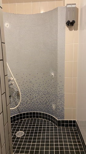 【1階】男女混合ドミトリーのシャワー室