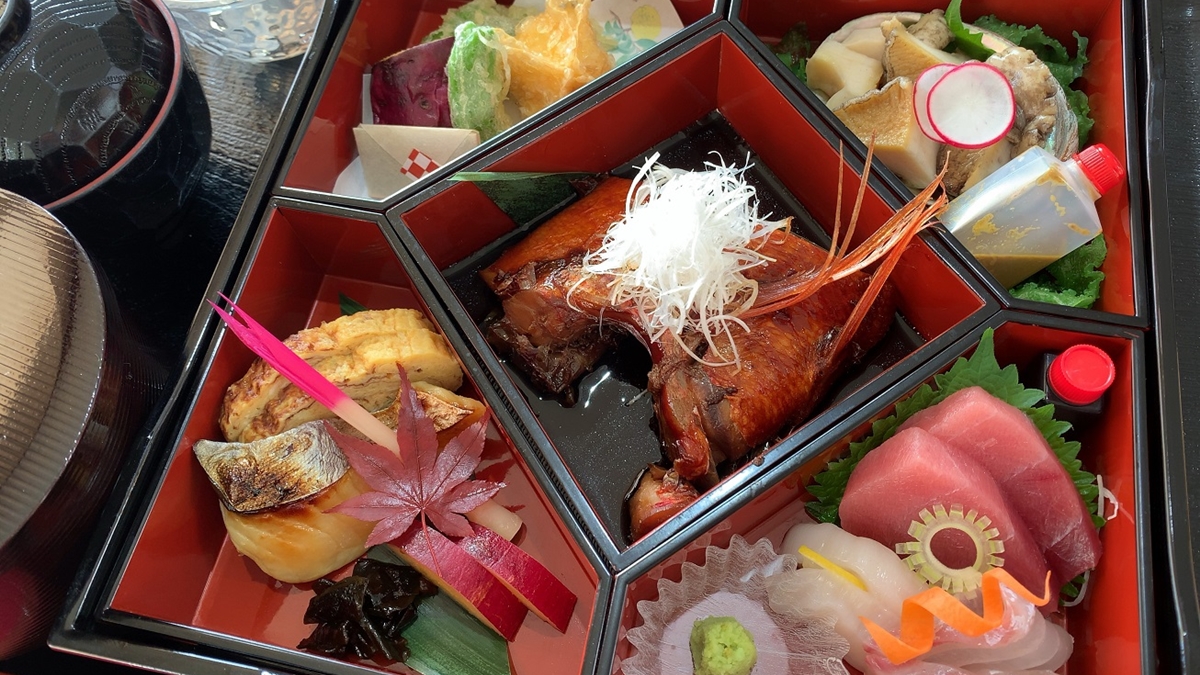 *地元の懐石料理屋「サザエ」さんの懐石弁当一例