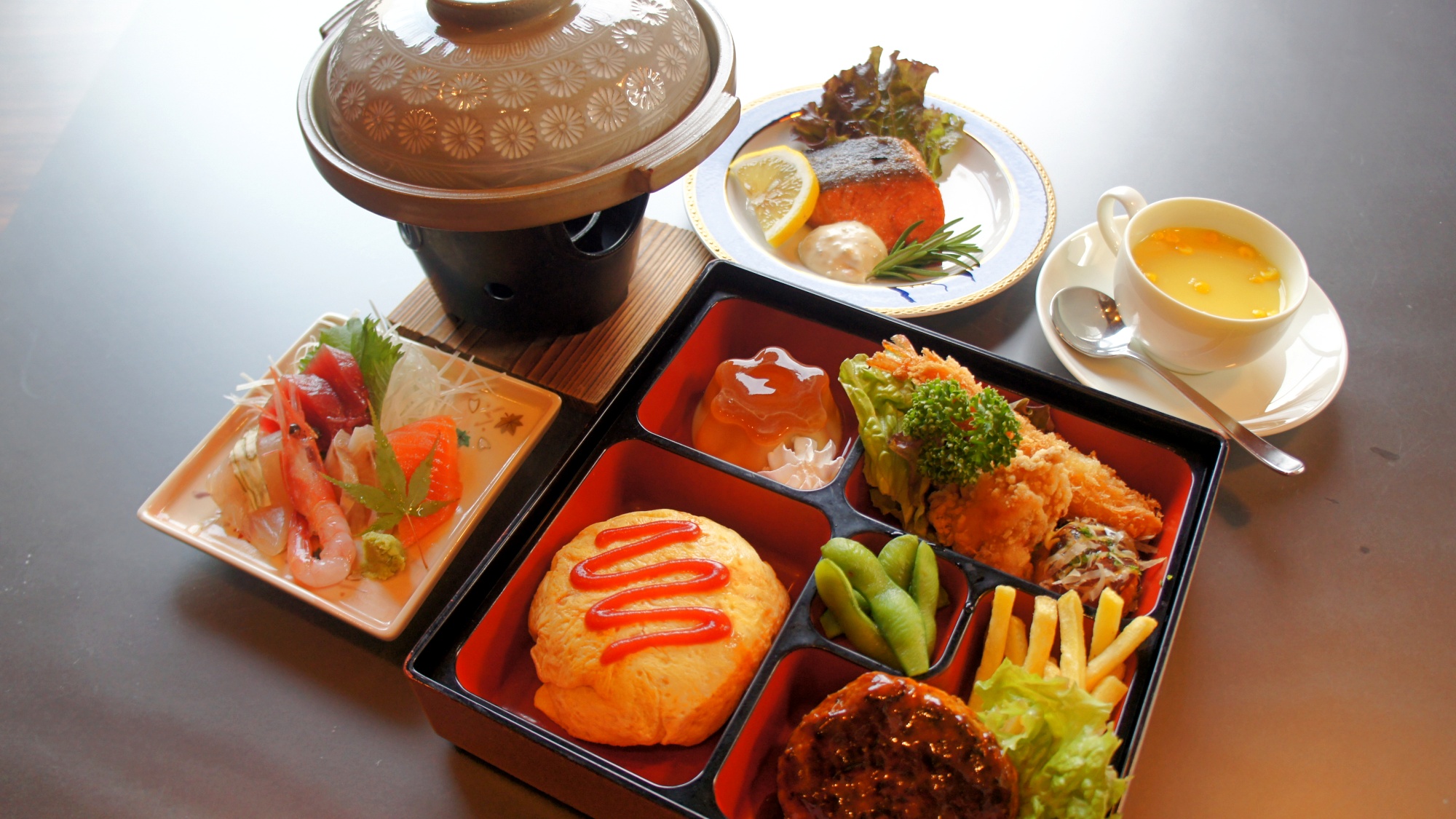 *お子様料理一例／小学生のお子様には、お子様重箱＋お刺身、お肉料理等がセットになったお食事をご用意！