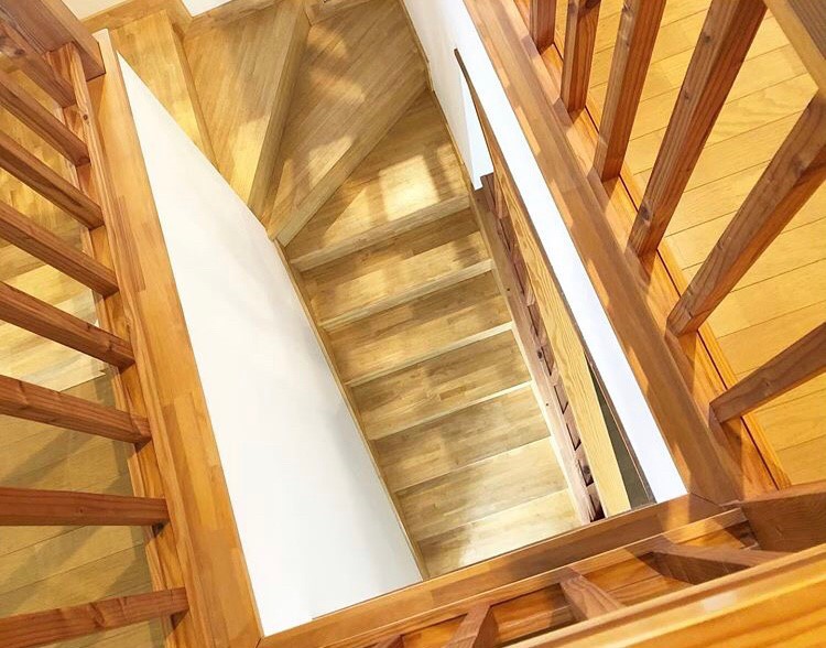 シンプルな２階建てで、木のぬくもりのあるペンションです。