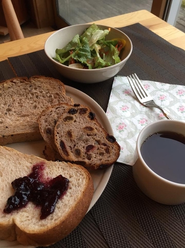 朝食は、長野県産　高原野菜と当館オリジナルパンをご賞味ください