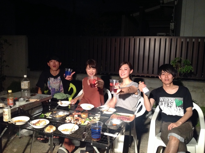 友達四人で民宿シーズンでのBBQ！