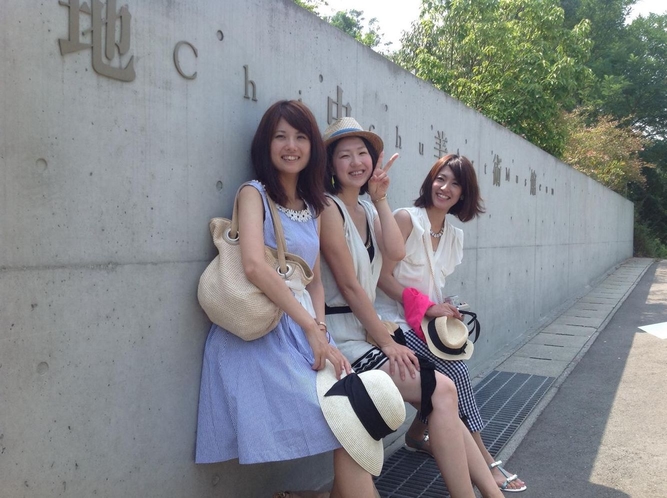 友達3人で瀬戸芸&民宿シーズンに地中美術館入口付近で！