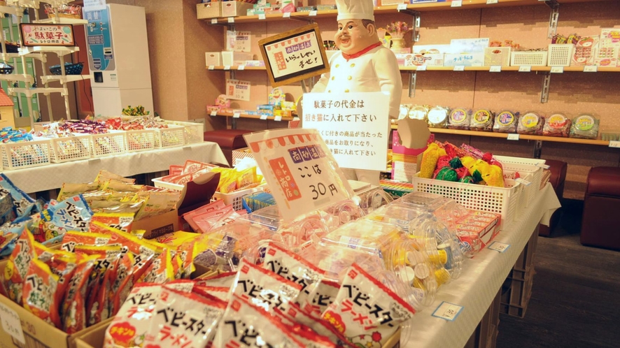 駄菓子コーナー♪子供も大人も楽しんで選んでくださいね♪お代は、”招き猫”へ。