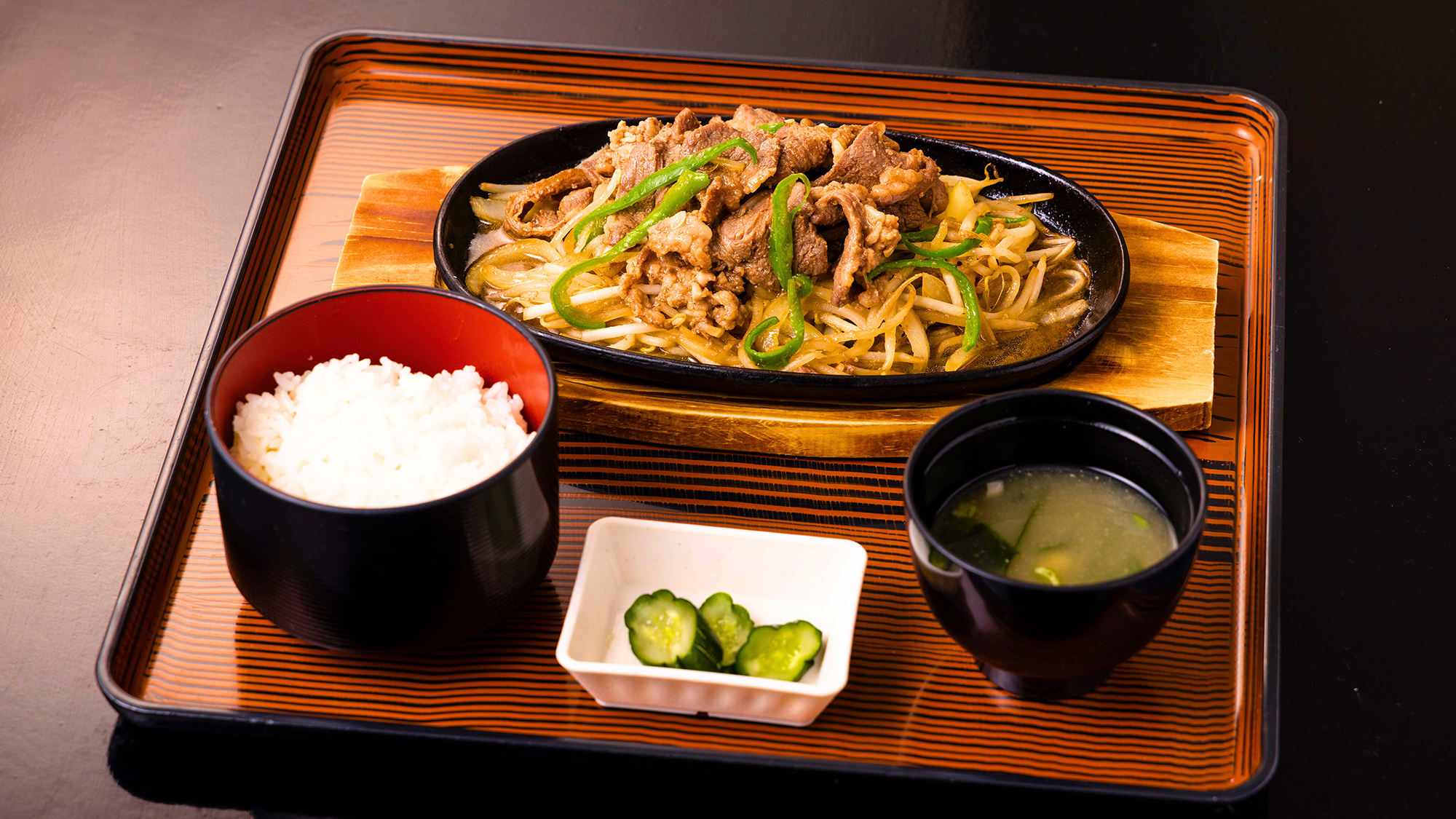 【ジンギスカン定食】ヘルシーな羊肉と野菜もたっぷりな人気メニュー