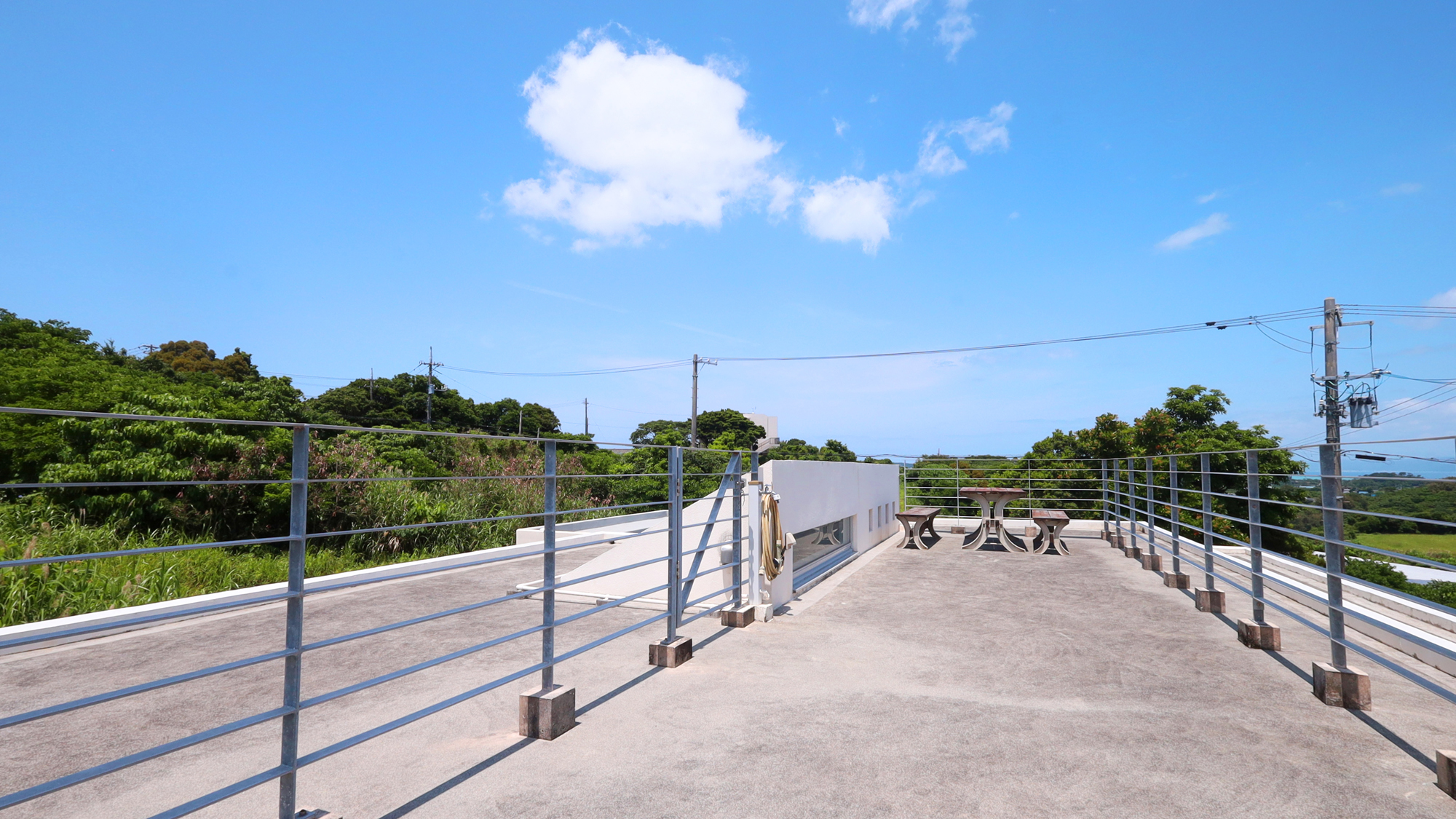 【屋外スペース】2Fと3Fからは、別棟の屋上テラスへ繋がっています