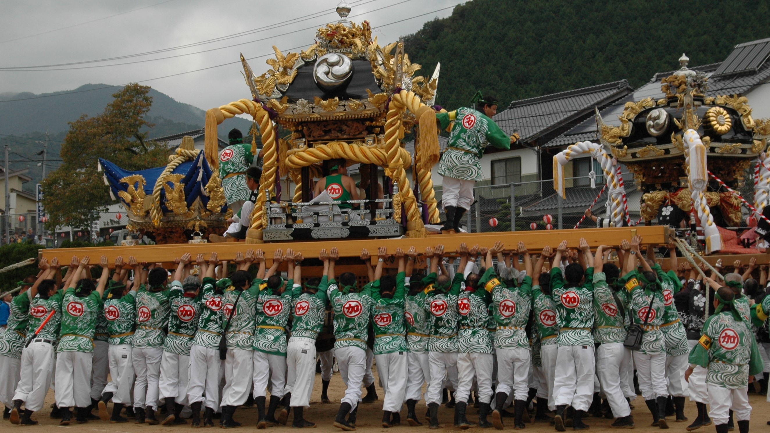 【竹田の秋祭り：迫力のある神輿の差上げ】