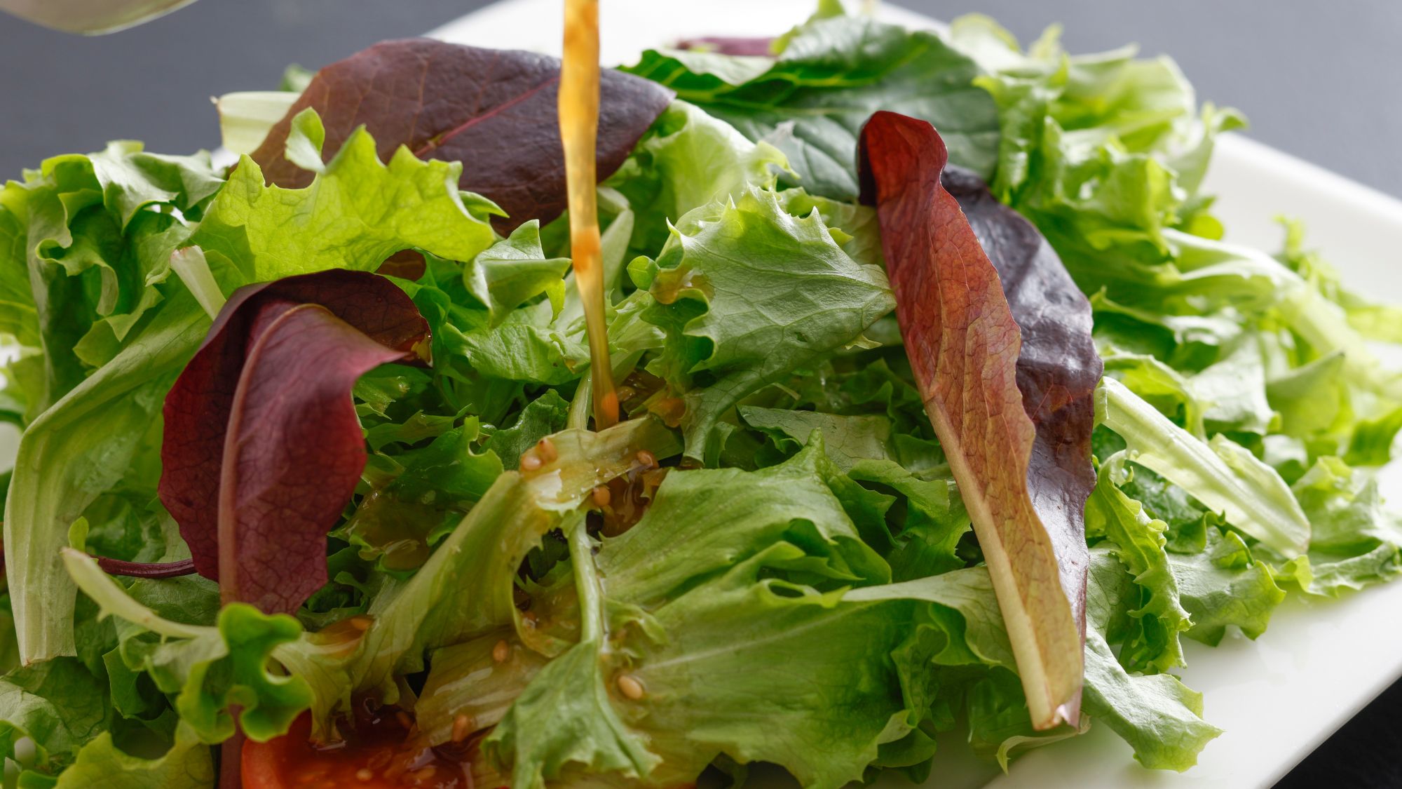 新鮮な朝食サラダ