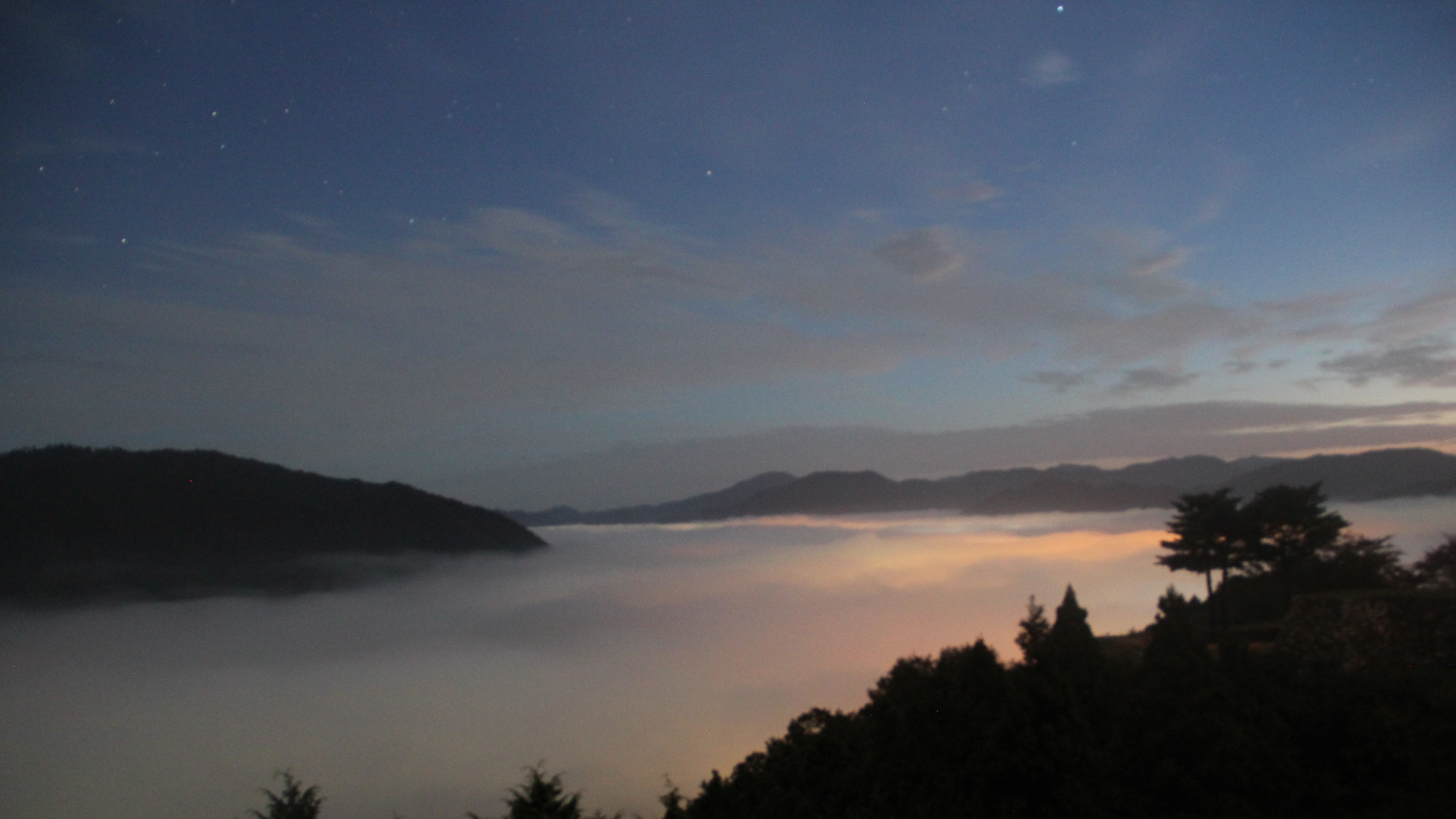 【夜明け前の雲海】