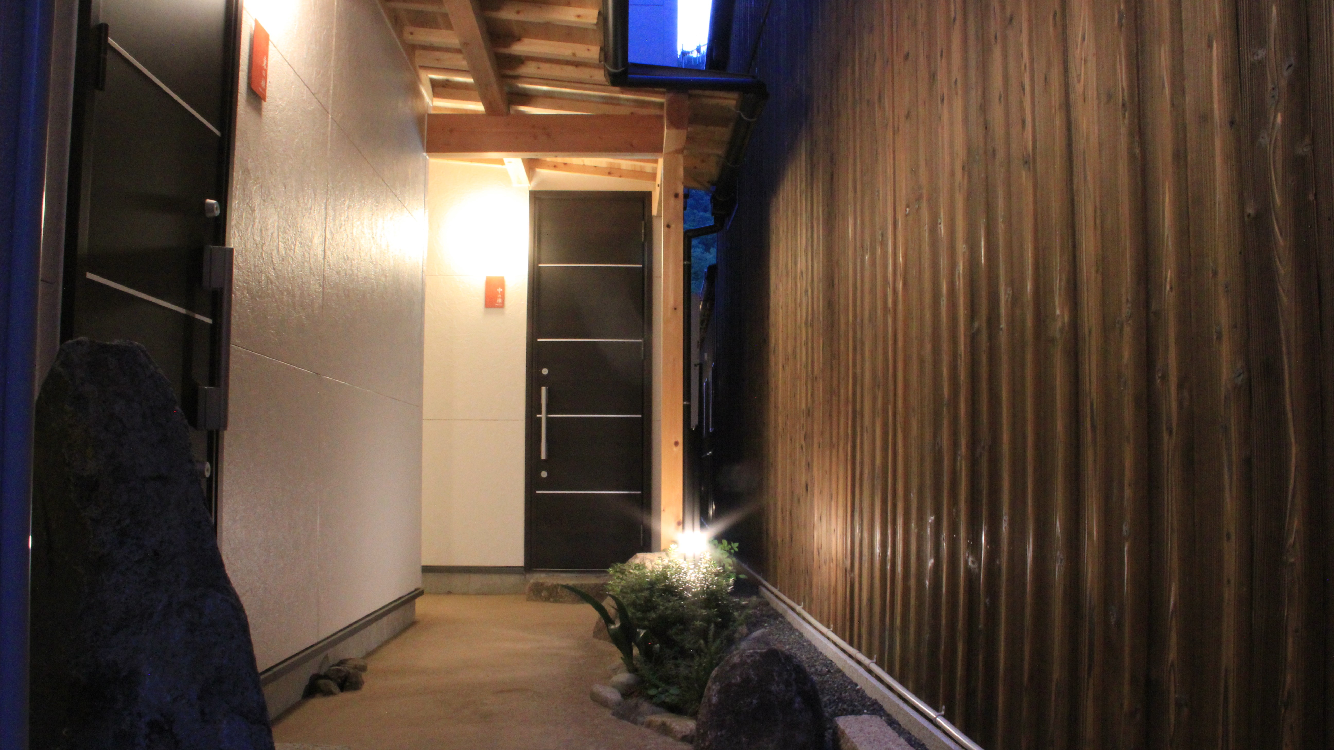 【回廊を歩いてお部屋へ】