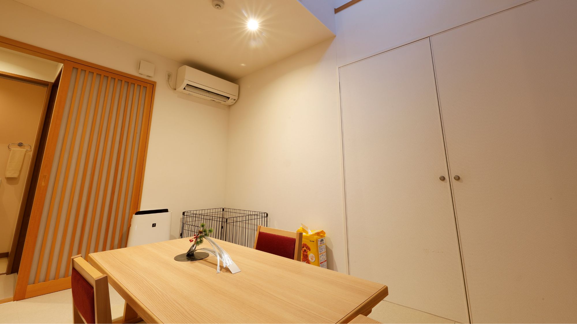 中の棟1F：坪庭を楽しめる6畳の和室