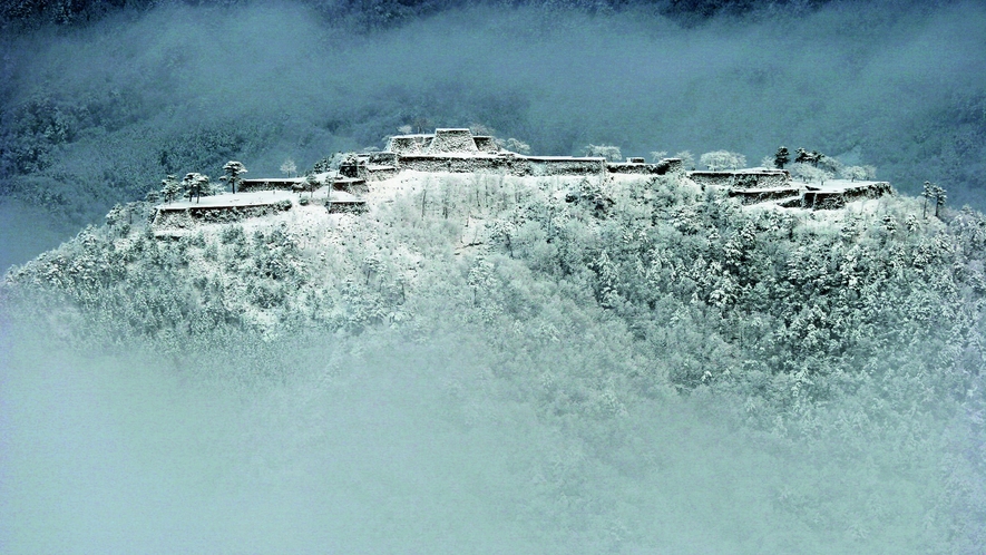 【立雲峡から眺める冬の竹田城跡】写真提供：吉田利栄