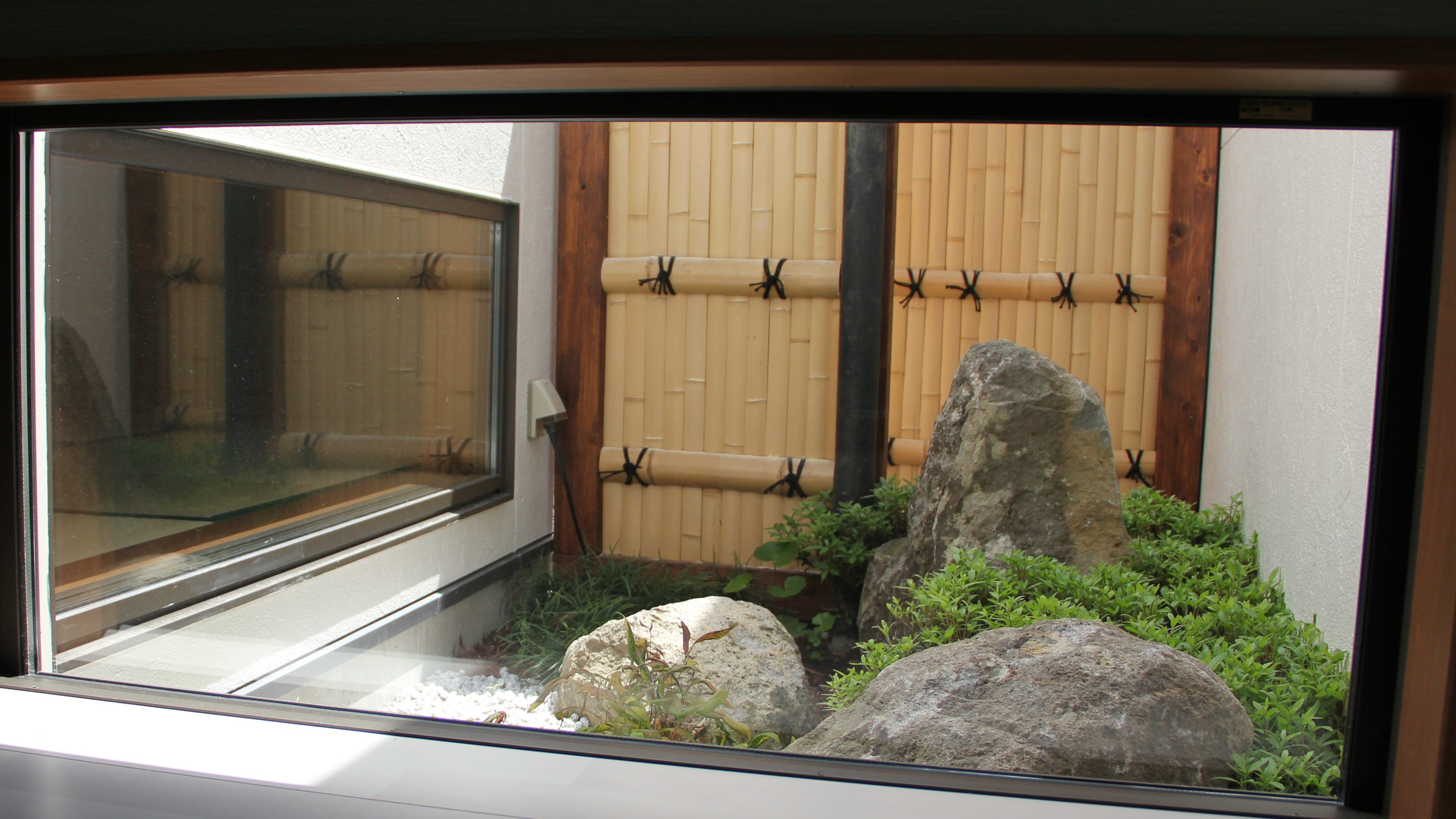 【西の棟】坪庭を楽しめるお部屋です
