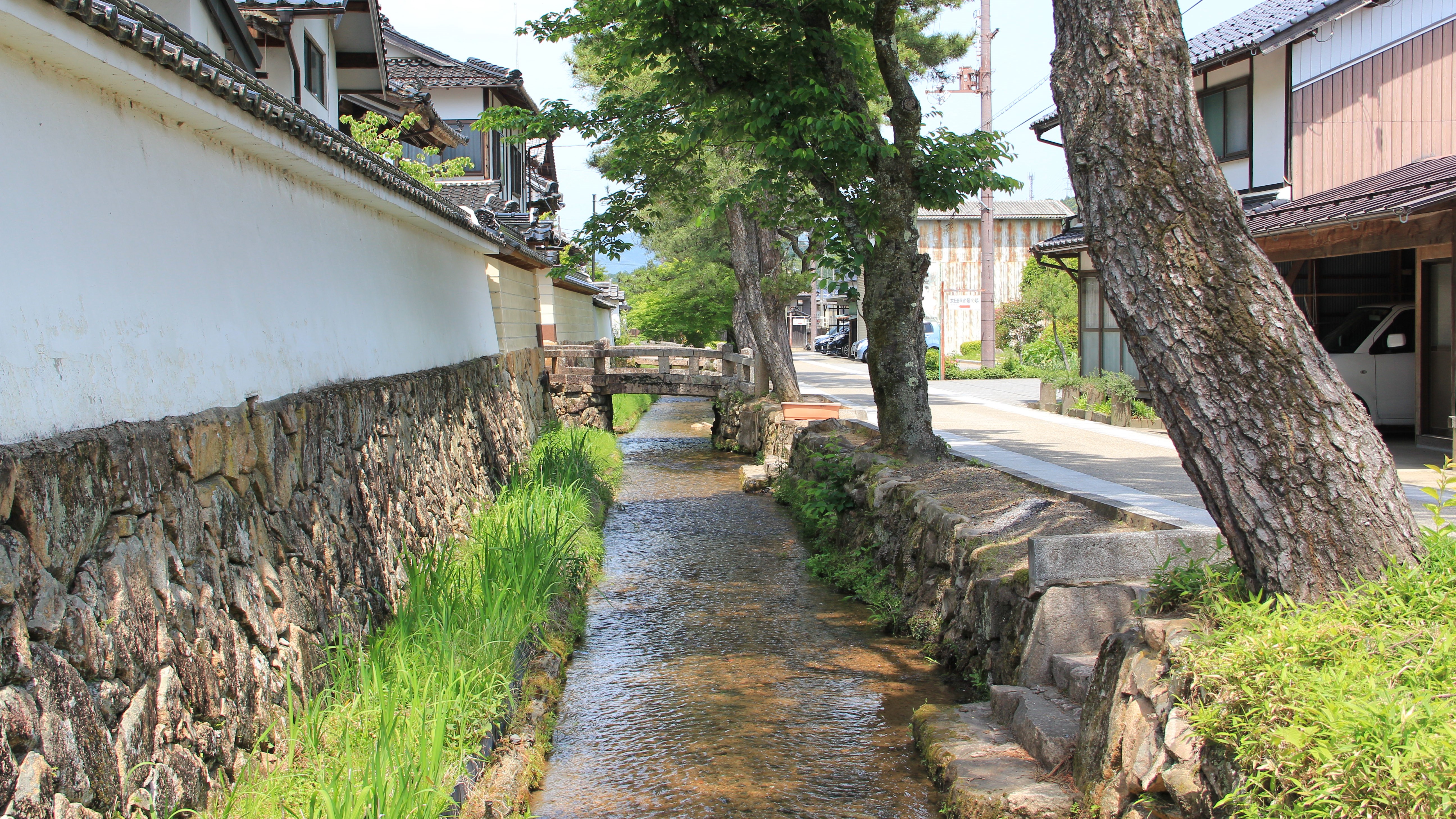 【寺町を流れるきれいな小川】