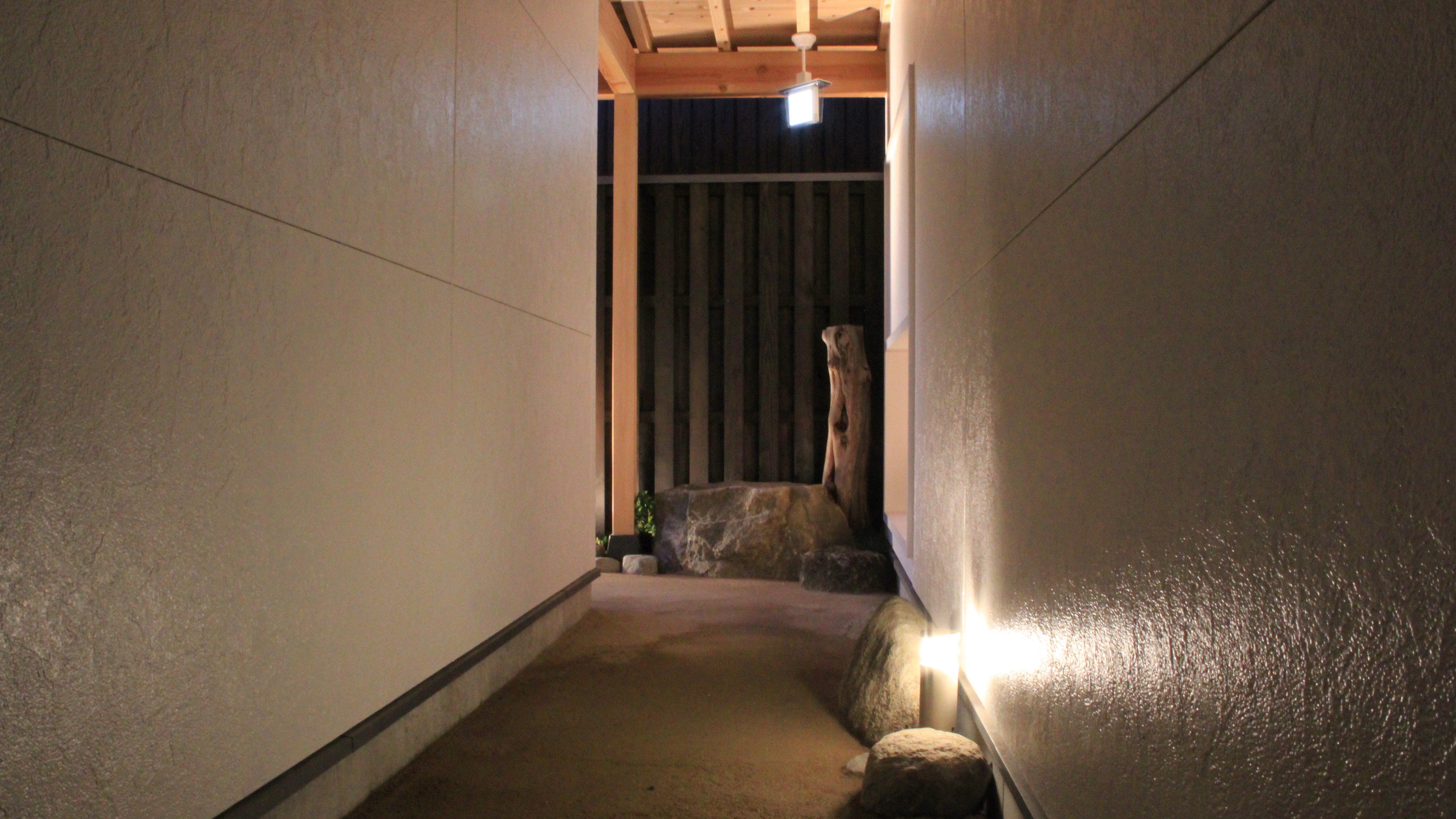 【回廊を歩いてお部屋へ】
