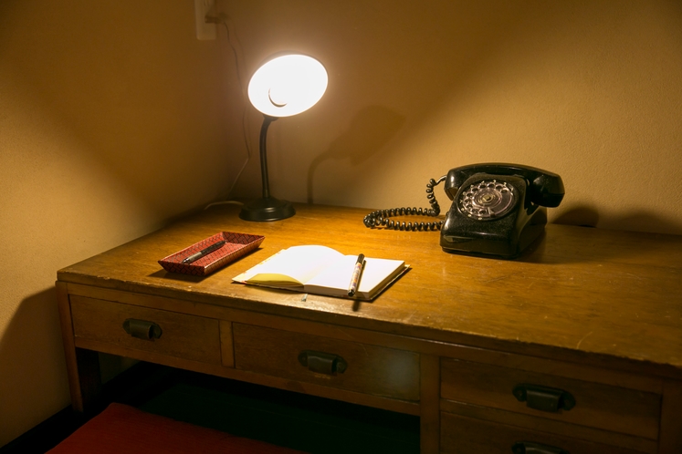 骨董机に黒電話♪旅の日記がございますのでご自由にお書き下さい♪