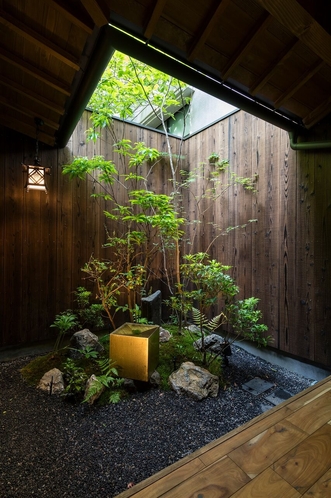 京町家を象徴する美しい坪庭を最大限に魅せた造り。