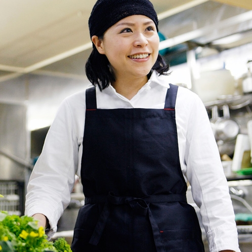 *若女将／当館の体に優しい郷土料理は、若女将が中心となり愛情込めて手作りしています。