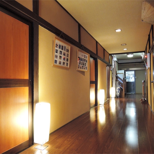 *館内の様子／木造の日本家屋の造りが温泉旅館ならではの良い雰囲気を醸し出しています。