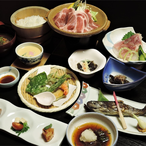 *夕食一例／豪雪地・松之山ならではの食文化と、栄養豊富な山の恵みをお楽しみください。