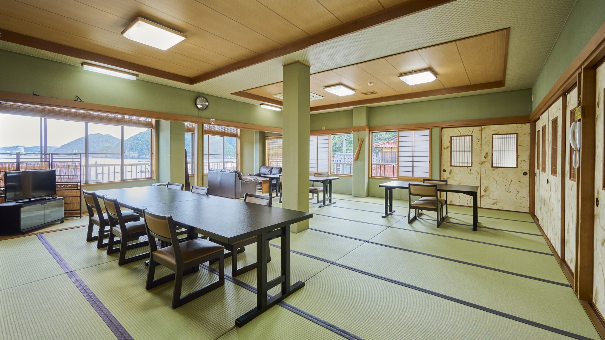 *【お食事処　広間】日引湾を眺めながらごゆっくりお召し上がりください