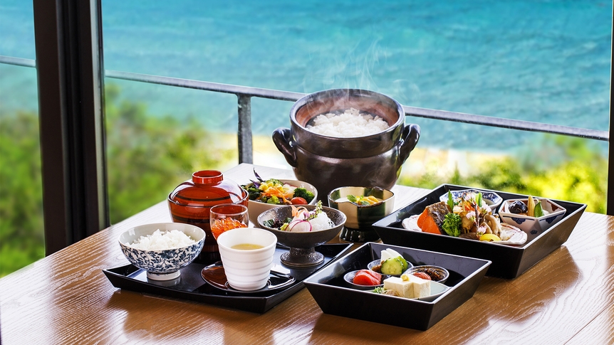 【楽天スーパーSALE】5％OFF 沖縄の海と北海道の味わいが楽しめる沖縄唯一の旅亭 M/朝食付き