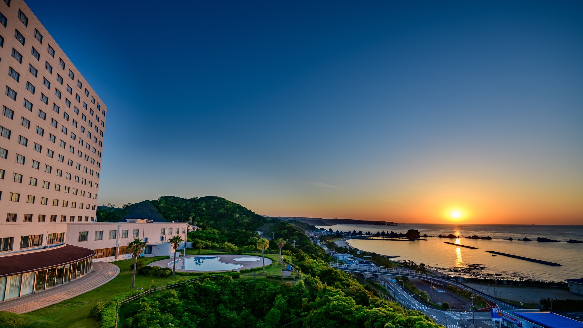 ホテルから見える朝日