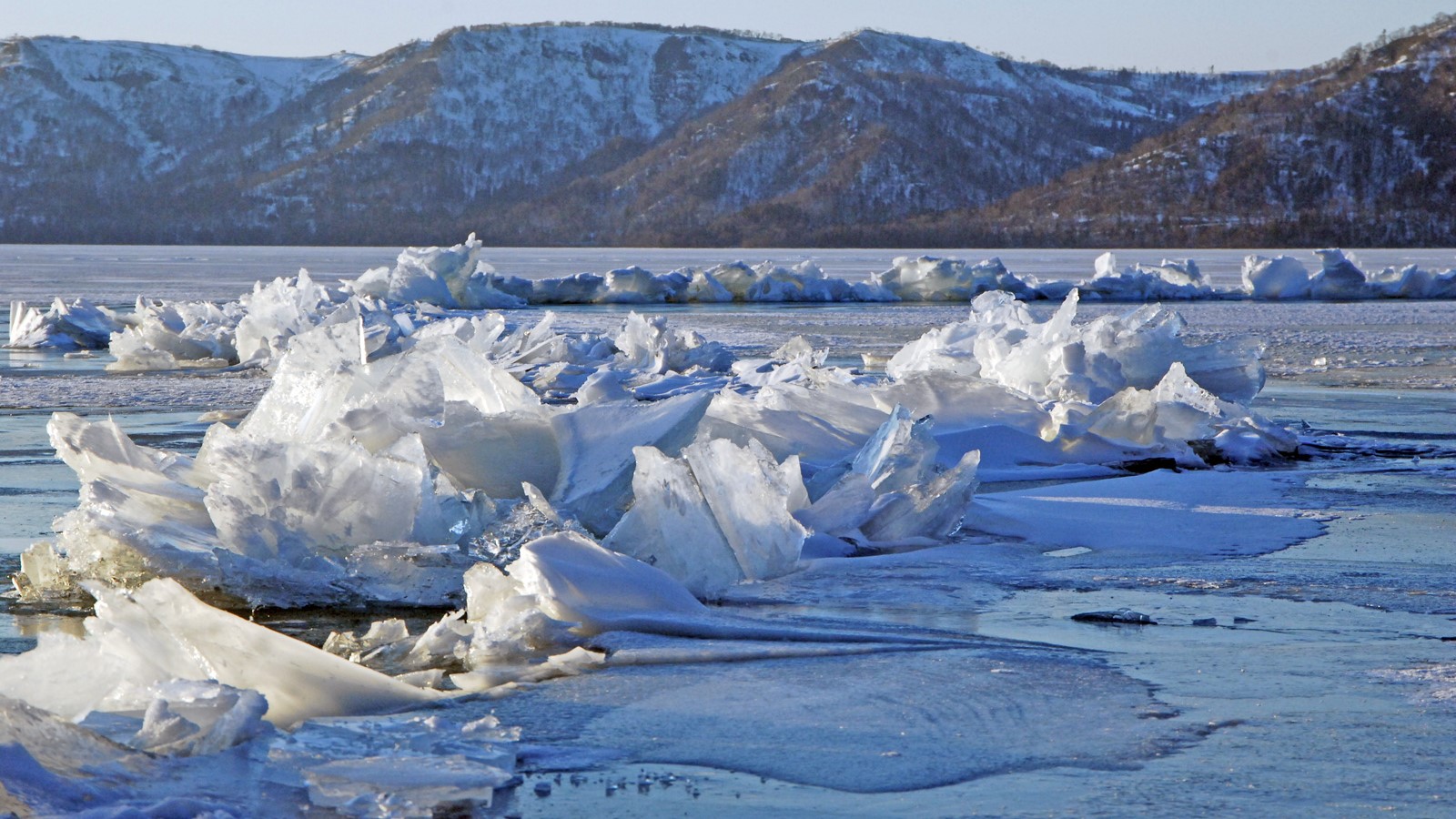 凍結した湖面の氷が、バリバリという音とともに盛り上がり一筋の道を造る