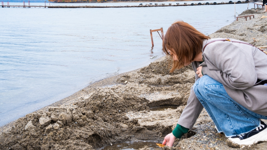 砂湯と呼ばれるこの場所では、砂場を掘ると温泉が湧き出ます