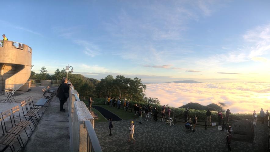 津別峠展望台は標高947メートル　雲海が一望できる