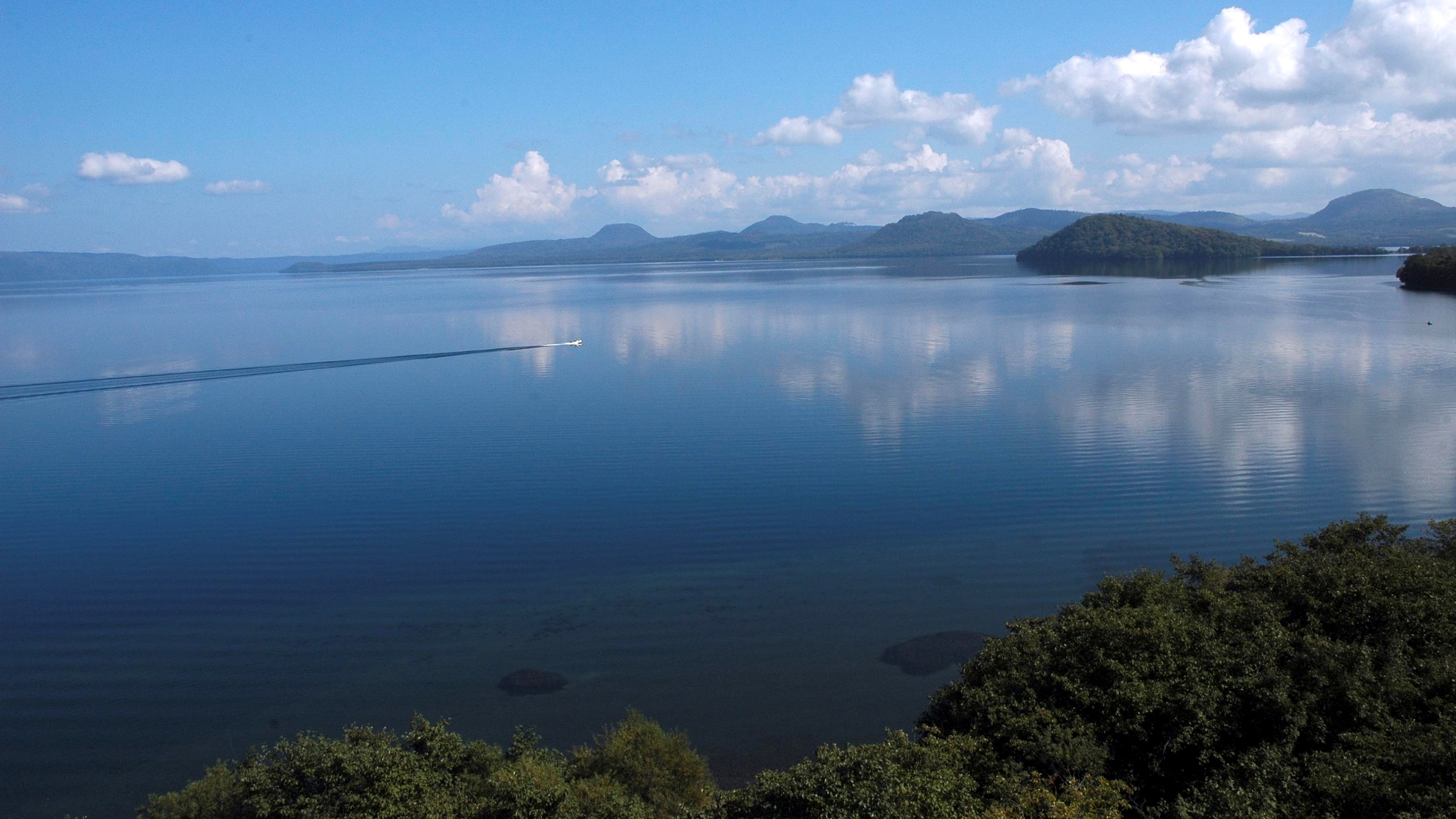 最上階レイクビューツインからは雄大な屈斜路湖が一望できます（階層により眺望が異なります）