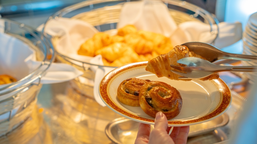 シェフの焼きたてパンを召し上がれます（朝食ブッフェ）