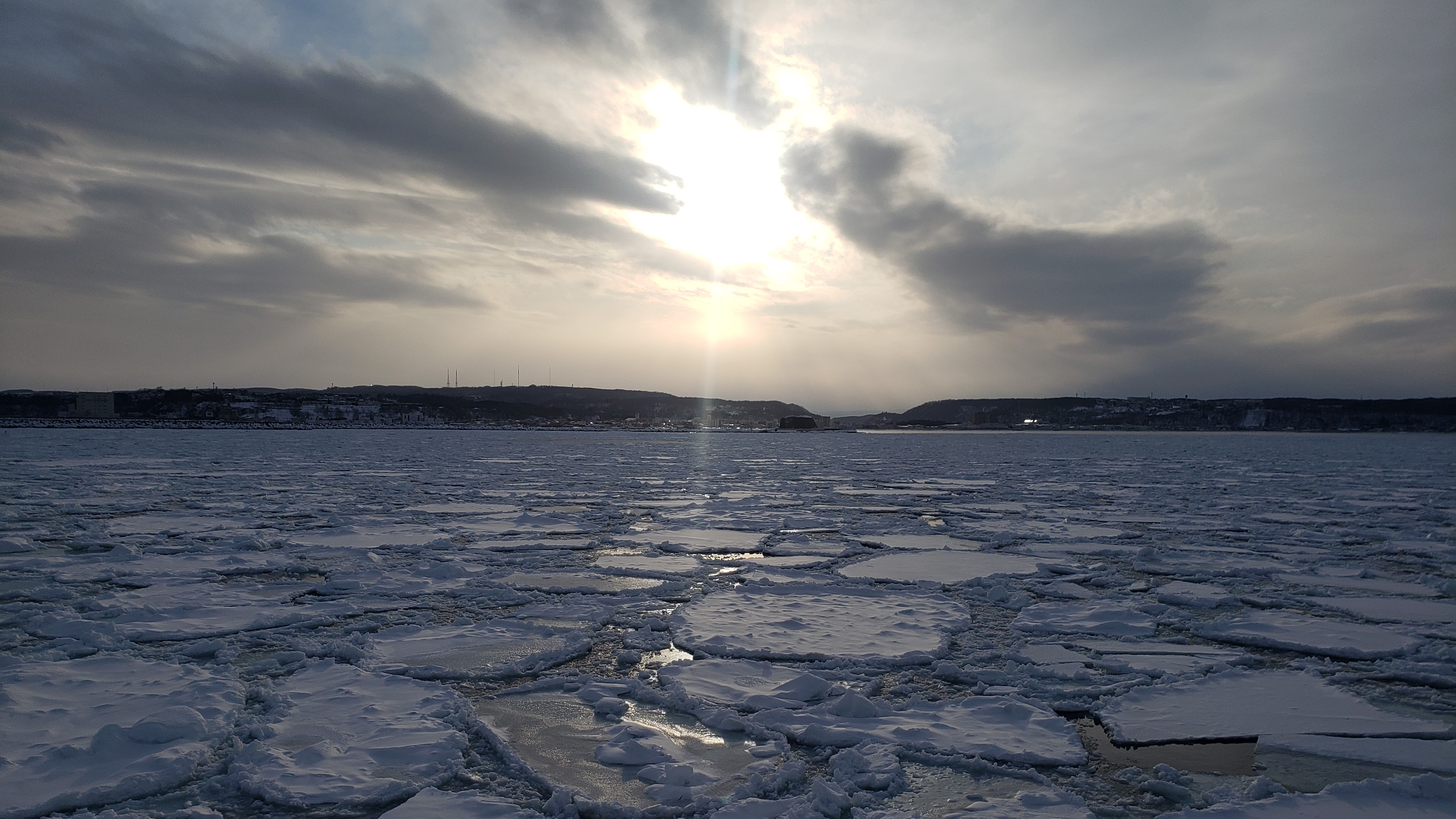 オホーツク海に面する知床は流氷の名所として有名です