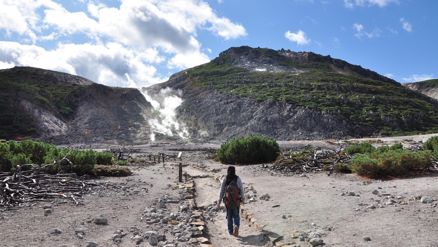 硫黄山の自然美を楽しむ「アトサヌプリトレッキングツアー」