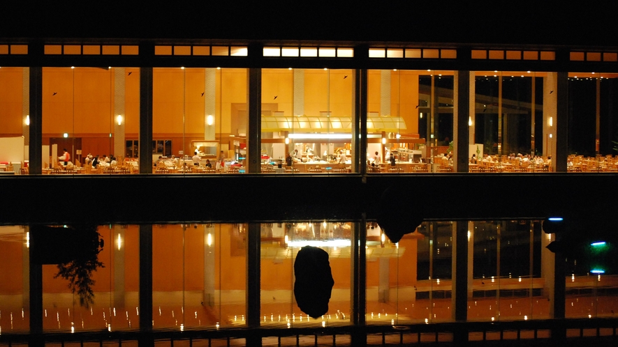 ガラス張りで開放感のあるレストラン「ルーペーニュ」（夜）