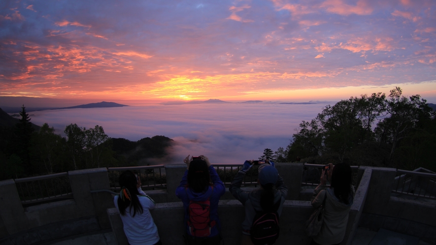 津別峠より朝焼けとともに眺める屈斜路湖の雲海