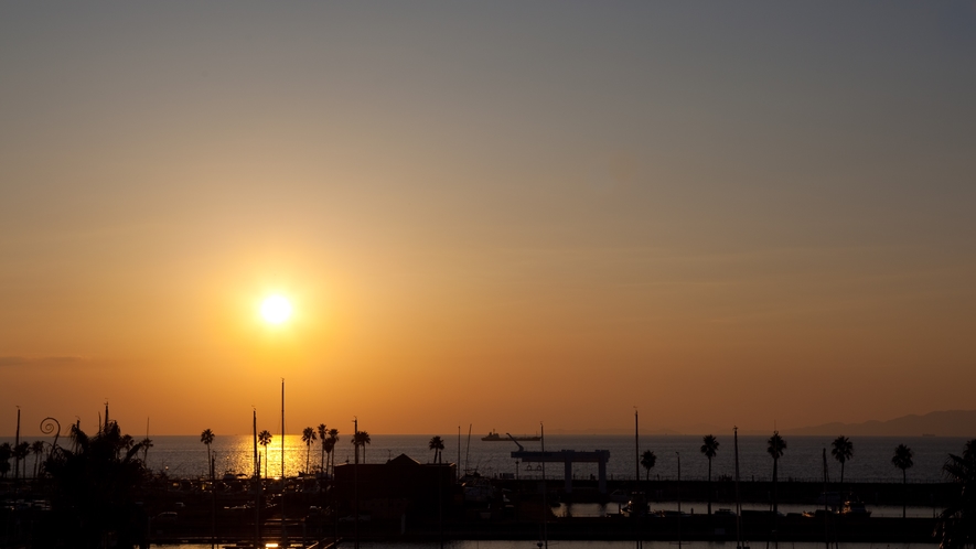 「日本の夕日百選」に選ばれた美しい夕日が自慢です。