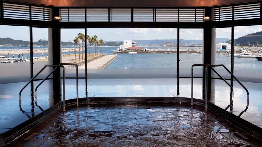 露天風呂・大浴場共に和歌浦の海を一望できる最高のロケーションです。
