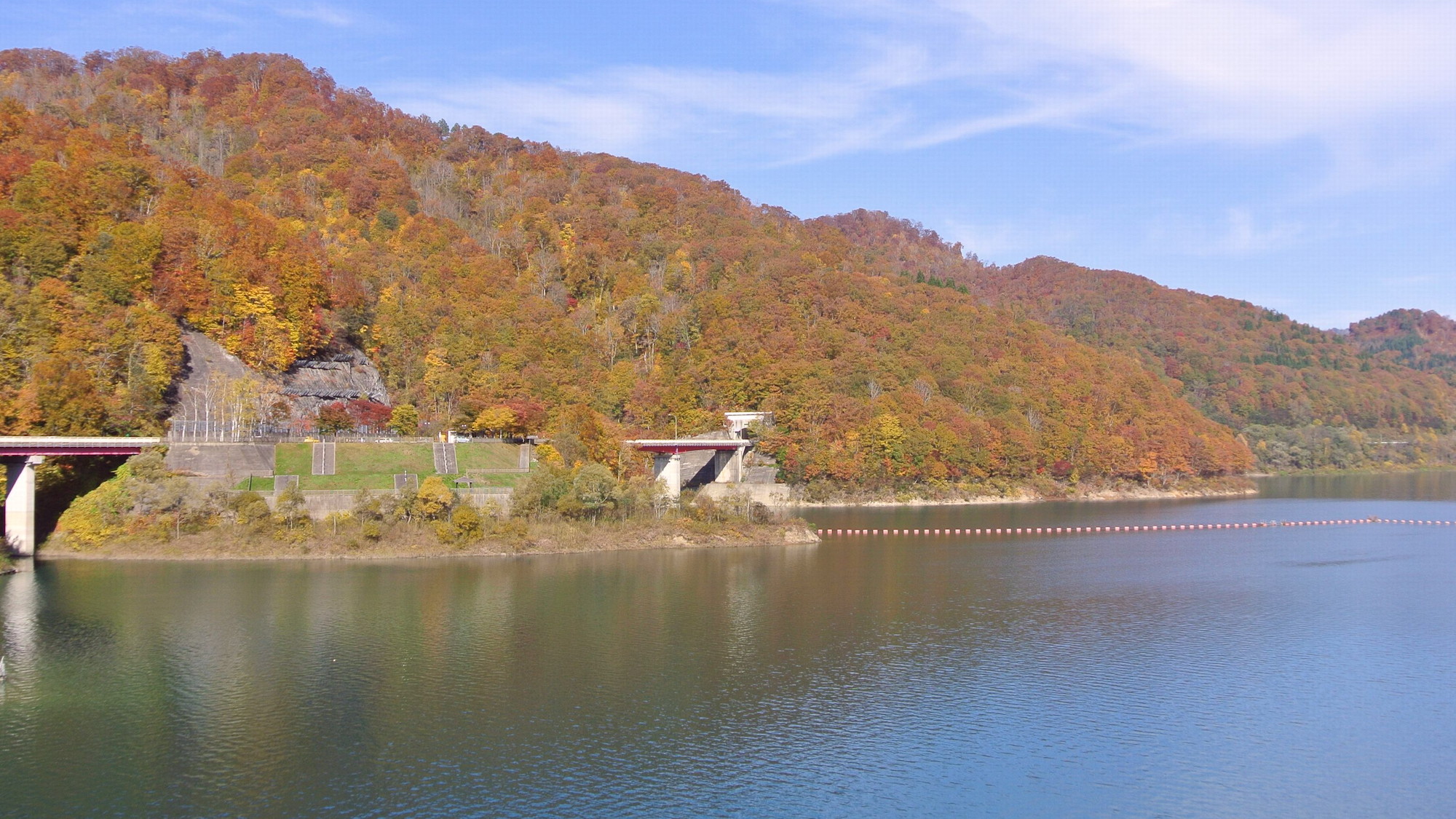 【宝仙湖（玉川ダム湖）】紅葉