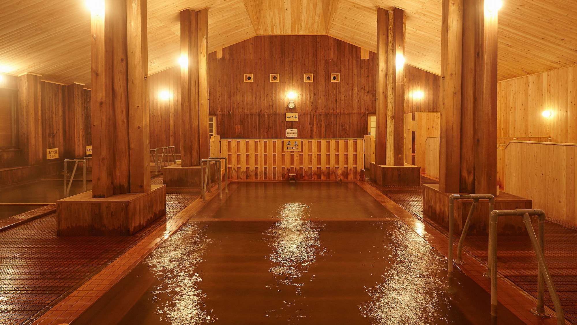 【大浴場】当館自慢の大浴場はすべて木造となっております。
